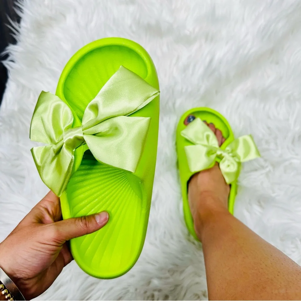 Lime flora bow slide - Picture 2 of 5